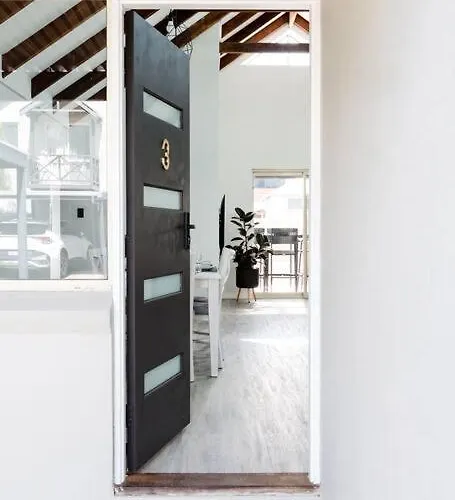 Salt & Pepper; Beautiful Town House In Margs!